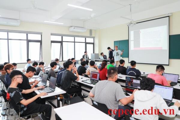 Hàng ngàn SV bị buộc thôi học mỗi năm: Trường đại học và chuyên gia nói gì? | Giáo dục Việt Nam
